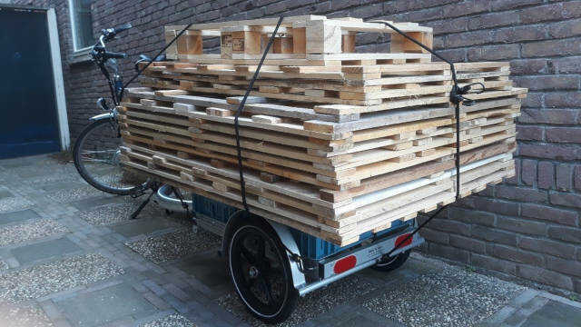 photo of stack of pallets loaded on shortened trailer